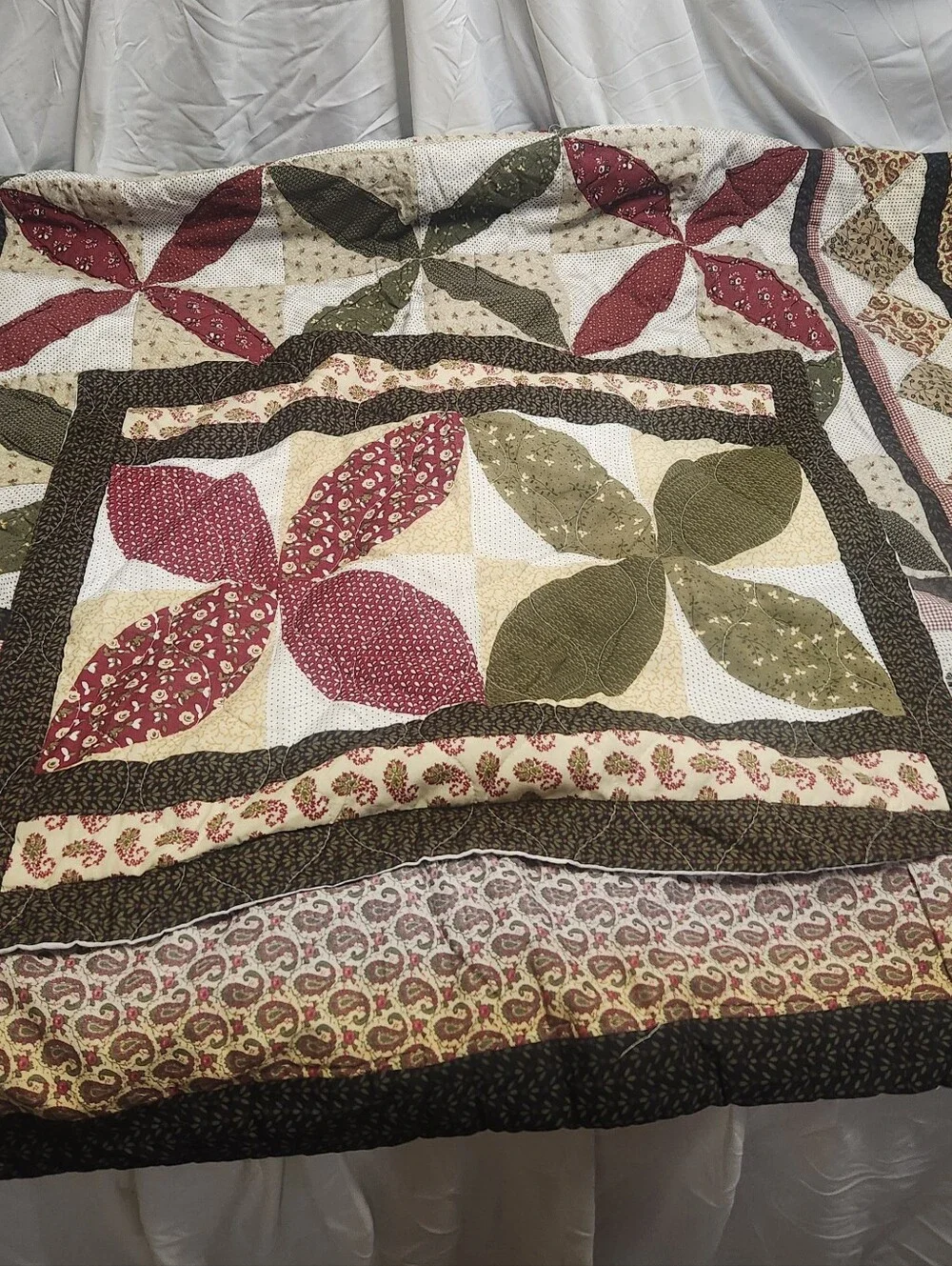 handmade 2-Piece Twin Quilt and Matching Pillow Sham Set. Alabama Beauty